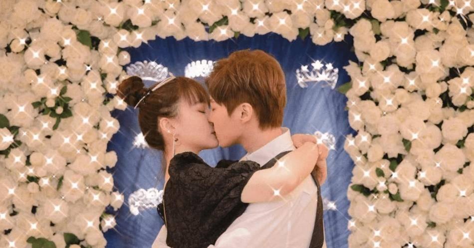 星光大道冠军刘晓东负债千万，直播时摆着《葵花宝典》，他为何如此落魄？游戏画面